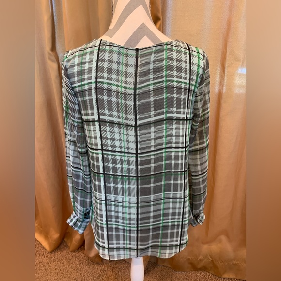 Vince Camuto woman’s fold over waist; plaid L/S blouse - Picture 6 of 8